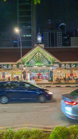 Foto de Singapur Dic 31 2022: Lau Pa Centro de vendedores ambulantes por la noche. un histórico edificio de hierro fundido victoriano que ahora se utiliza como un popular patio de comidas. hermosa iluminación y diseño de arquitectura - Imagen libre de derechos