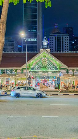 Foto de Singapur Dic 31 2022: Lau Pa Centro de vendedores ambulantes por la noche. un histórico edificio de hierro fundido victoriano que ahora se utiliza como un popular patio de comidas. hermosa iluminación y diseño de arquitectura - Imagen libre de derechos