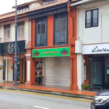 Foto de Singapur - 03 de enero de 2023: Un restaurante indonesio Padang con arquitectura tradicional peranakan en Joo Chiat Road - Imagen libre de derechos