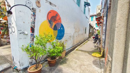Téléchargez les photos : Penang Malaisie 20 Jan 2024 : Chat poursuivant une murale de souris avec des cercles colorés sur un mur blanc sur la rue Armenian, George Town. Célèbre illustration destination photo - en image libre de droit