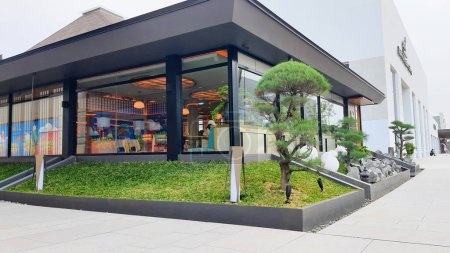 Téléchargez les photos : Jakarta 01 Nov 2023 : Magasin d'un restaurant japonais avec jardin zen, passerelle. Indonésie Design District PIK 2 - en image libre de droit