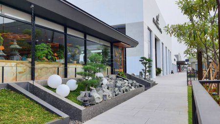 Téléchargez les photos : Jakarta 01 Nov 2023 : Magasin d'un restaurant japonais avec jardin zen, passerelle. Indonésie Design District PIK 2 - en image libre de droit