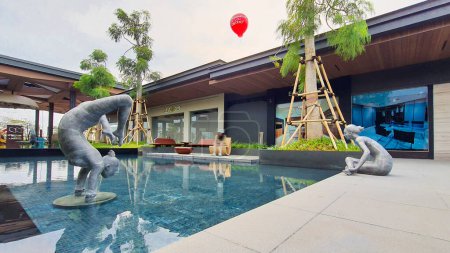 Téléchargez les photos : Jakarta 01 Nov 2023 : Belle piscine azur avec sculptures en acier et beaux paysages tropicaux. - en image libre de droit