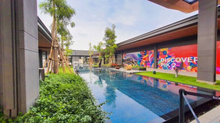 Téléchargez les photos : Jakarta Nov 01 2023 : belle piscine bleue azur avec un beau paysage tropical et une couverture de marketing de thésaurisation murale colorée en Indonésie Design District PIK2 - en image libre de droit