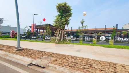 Téléchargez les photos : Jakarta 01 Nov 2023 : Magasins de matériaux de construction au Indonesia Design District PIK2. Un centre commercial extérieur spécialisé dans les matériaux de construction et d'intérieur, les meubles, etc. piéton, allée, parking - en image libre de droit