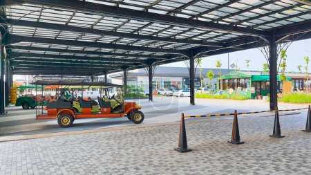 Téléchargez les photos : Jakarta Nov 01 2023 : Buggy voiture de golf de style classique exposé sous une grande structure de toit en acier au Indonesia Design District PIK2 un centre commercial extérieur. - en image libre de droit