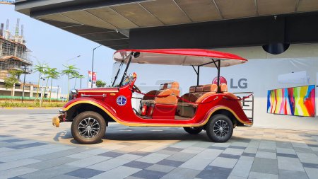 Téléchargez les photos : Jakarta 01 Nov 2023 : Voiture de golf de style Red Classic buggy exposée devant un magasin LG Electronics au Indonesia Design District PIK2 un centre commercial extérieur. - en image libre de droit
