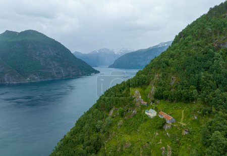 Téléchargez les photos : Anciennes petites cabanes dans les montagnes norvégiennes nature - en image libre de droit