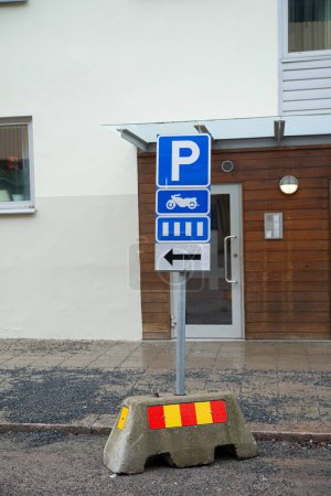 Señales de tráfico europeas. Señal de estacionamiento de motocicleta.