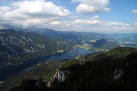 Téléchargez les photos : Lac BohinjUn lac glaciaire au cœur des Alpes juliennes - en image libre de droit