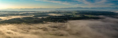 Téléchargez les photos : Starnbergersee Lac de Bavière. Drone Panorama avec montagnes des Alpes à l'arrière. Photo de haute qualité - en image libre de droit