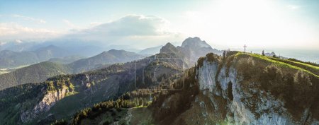Brauneck in den bayerischen Alpen bei Sonnenuntergang. Karwendel Österreich Deutschland. Luftbild Deutschland Österreich Europa Lenggries