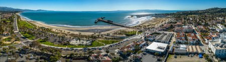 Foto de Panorama aéreo de Santa Bárbara. Escénica toma de Muelle y playa. Foto de alta calidad - Imagen libre de derechos
