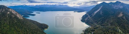 Téléchargez les photos : Walchensee Lac Bavière Alpes. Panorama aérien. Photo de haute qualité Europe Allemagne Boarder autrichien Karwendel Mountains - en image libre de droit