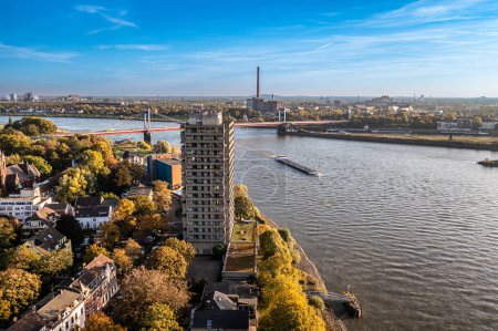 Téléchargez les photos : La Ruhr de Duisburg. Rivière Rhin. Drone Aerial en automne. Photo de haute qualité - en image libre de droit