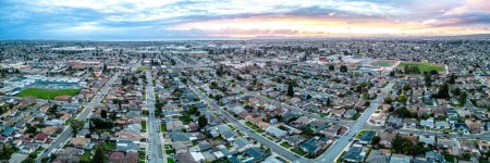 Téléchargez les photos : Région de San Leandro Bay. Coucher de soleil Drone Panorama. Photo de haute qualité Beau ciel. San Francisco à l'arrière. - en image libre de droit