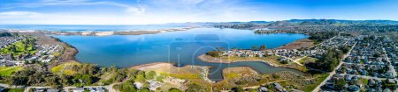 Téléchargez les photos : Panorama aérien de Morro Bay. Côte pacifique californienne. Belle vue panoramique de la baie. Photo de haute qualité - en image libre de droit