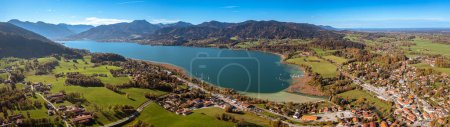 Téléchargez les photos : Tegernsee automne aérien automne. Drone Panorama Alpes bavaroises. Photo de haute qualité - en image libre de droit