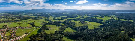 Foto de Panorama aéreo bávaro previo a los Alpes con el lago Starnbergersee en la parte posterior. Foto de alta calidad Getmany Europe Loisachtal Día de otoño con nubes en el cielo - Imagen libre de derechos
