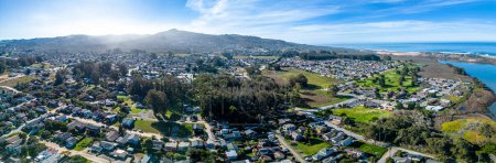 Téléchargez les photos : Panorama aérien de Morro Bay. Côte pacifique californienne. Belle vue panoramique de la baie. Photo de haute qualité - en image libre de droit