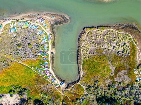Téléchargez les photos : Vue aérienne de la baie avec kayak, bateaux, soup et canot. Vue sur les oiseaux. La Californie. Photo de haute qualité - en image libre de droit
