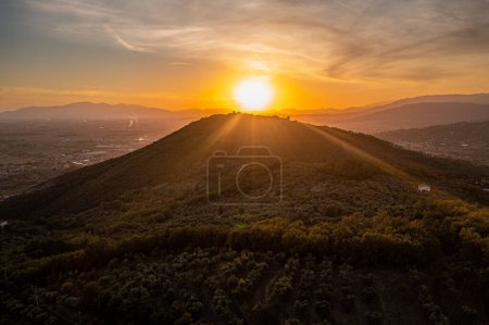 Coucher de soleil sur les collines de Toscane. Belle vue aérienne du paysage pittoresque. Photo de haute qualité