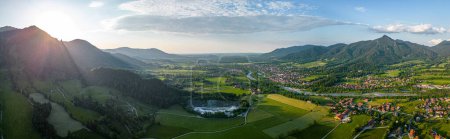 Téléchargez les photos : Préalpes bavaroises. Coucher de soleil panorama aérien. La vallée de l'Isar. Lenggries Bad Toelz. Photo de haute qualité - en image libre de droit