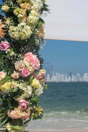 Foto de Ramillete de rosas de colores para una boda con el océano y paisaje urbano de Cartagena, Colombia en el fondo - Imagen libre de derechos