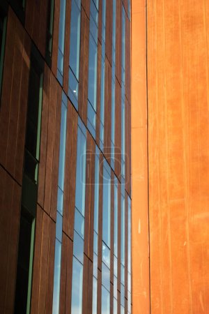 Mélange harmonieux de modernité dans les façades architecturales marron et orange. Contexte de l'architecture