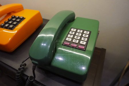 Téléchargez les photos : Téléphone fixe analogique vert vintage, avec bouton blanc - en image libre de droit