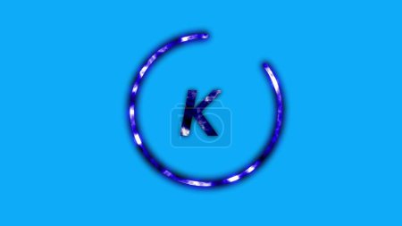 Téléchargez les photos : Couleur bleu vif et blanc lettre en verre brillant K dans un cercle sur fond de couleur cyan. - en image libre de droit