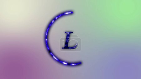 Téléchargez les photos : Lumineux violet et gris couleur verre brillant lettre L dans un cercle sur fond bleuté. - en image libre de droit