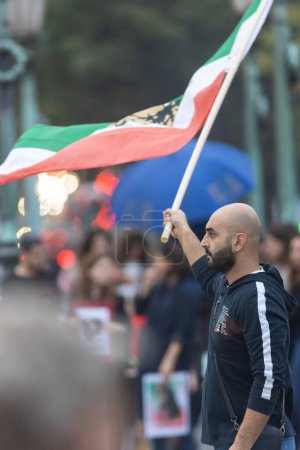 Téléchargez les photos : 29-10-2022 LISBONNE, PORTUGAL : Rallye dédié à MAHSA AMINI, un homme agitant le drapeau roumain. Plan vertical - en image libre de droit
