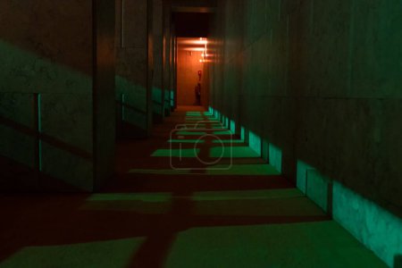 Foto de Corredor verde abstracto con luz roja al final. Mid shot - Imagen libre de derechos