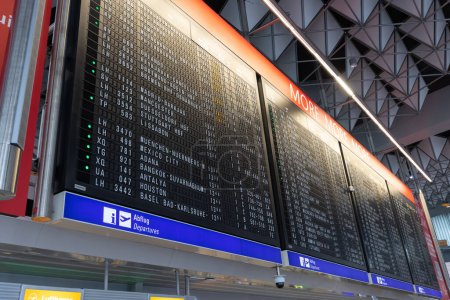Foto de 22-01-2023 Frankfurt, Alemania: Marcador de salida analógico en la terminal del aeropuerto. Mid shot - Imagen libre de derechos