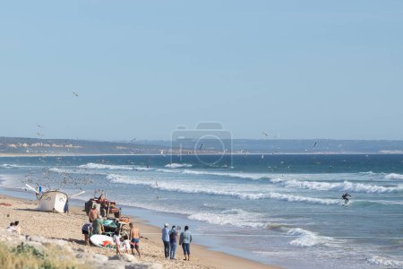 Téléchargez les photos : 24 avril 2023 Lisbonne, Portugal : pêcheurs au bord de la mer. À mi-coup - en image libre de droit