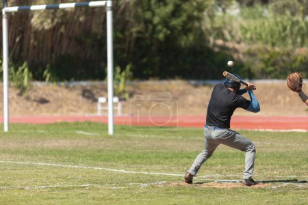 Foto de Juego de béisbol - el bateador a punto de golpear la pelota. Mid shot - Imagen libre de derechos