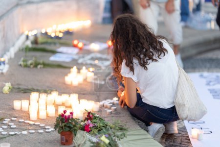 Téléchargez les photos : Lisbonne, Portugal 10 octobre 2023. Une femme au mémorial des Israéliens tombés au combat en octobre 2023. À mi-chemin. plan - en image libre de droit