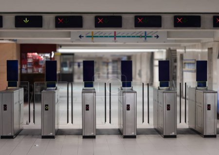 Téléchargez les photos : Station de métro - tourniquets dans le métro - fermer - en image libre de droit