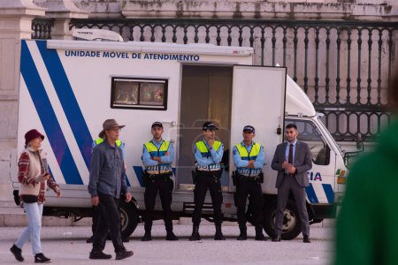 Foto de 14 noviembre 2023, Lisboa, Portugal - grupo de agentes de policía de pie en practica hacer comercio y proteger y proteger - disparo de teleobjetivo - Imagen libre de derechos