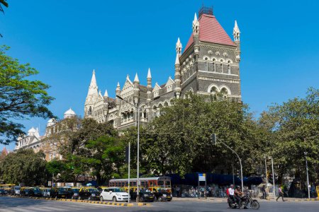 Foto de MUMBAI, MAHARASHTRA, INDIA - 14 de febrero de 2019: Edificios Orientales en Bombay (Mumbai). Diseñado por Frederick William Stevens (1847-1900), remodelado para la compañía Oriental Life Assurance. - Imagen libre de derechos