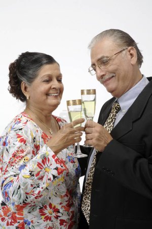 Altes Paar, alter Mann und Frau mit Champagnergläsern zum Anfeuern