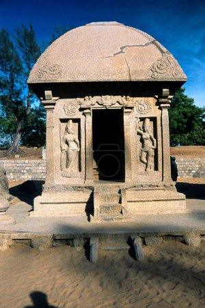 Foto de Draupadi rath uno de los cinco raths, Mahabalipuram Mamallapuram, Tamil Nadu, India - Imagen libre de derechos