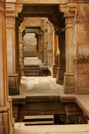 Adalaj Vava paso bien construido por la reina Rudabai siete _ storied estructura, Ahmedabad, Gujarat, India Patrimonio