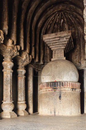 Téléchargez les photos : Stupa dans la grotte de couloir bouddhiste Chaitya dans le groupe Lenyadri ou Ganesh lena, Taluka Junnar, district Pune, Maharashtra, Inde - en image libre de droit