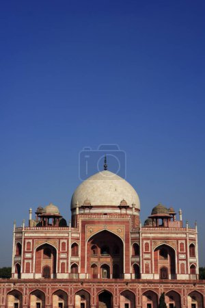 Foto de Tumba de Humayuns a través del arco construido en 1570, Delhi, India Patrimonio de la Humanidad por la UNESCO - Imagen libre de derechos
