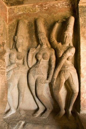 Téléchargez les photos : Sapta Matha danse sept déesses dans le temple de la grotte Ravanaphadi à Aihole, Karnataka, Inde - en image libre de droit
