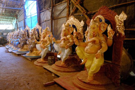Foto de Vista del taller de Chitrashala de hacer ídolos grandes del señor Ganesh para el festival de Ganpati en Lalbaug, Bombay Mumbai, Maharashtra, India - Imagen libre de derechos