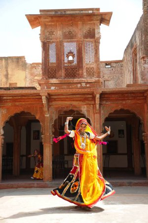 Foto de Mujer Rajasthani realizando danza ghoomer en haveli, Rajasthan, India - Imagen libre de derechos