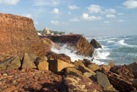 Templo Masilamaninathar Tha pandya rey Maravarman Kulasekara construido en 1305 dC porción frontal dañada debido a la erosión del mar, Tamil Nadu, India